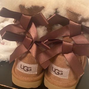 Toddler girl 7c bailey bow Uggs chestnut